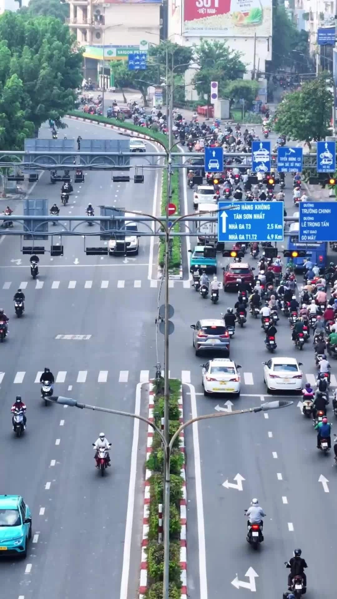 Đường chia làn 'mềm' đầu tiên ở TP HCM vận hành ra sao?
