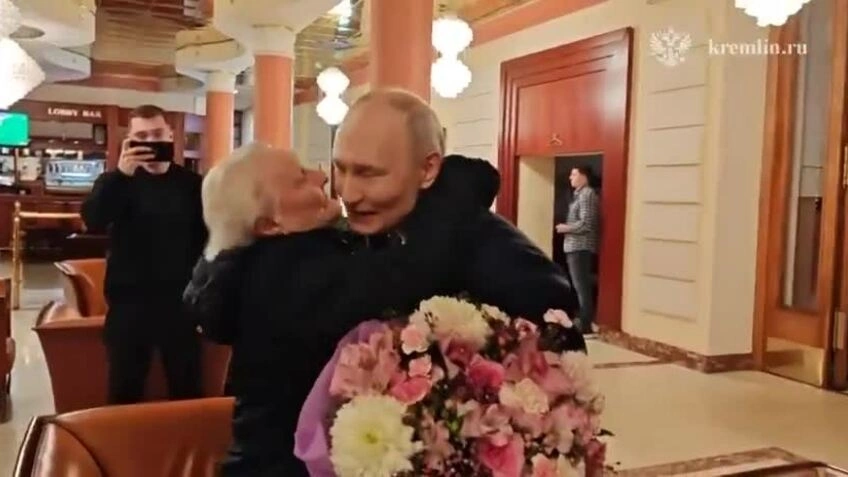 Ông Putin lái xe bọc thép đưa cô giáo cũ đến Điện Kremlin dùng bữa tối