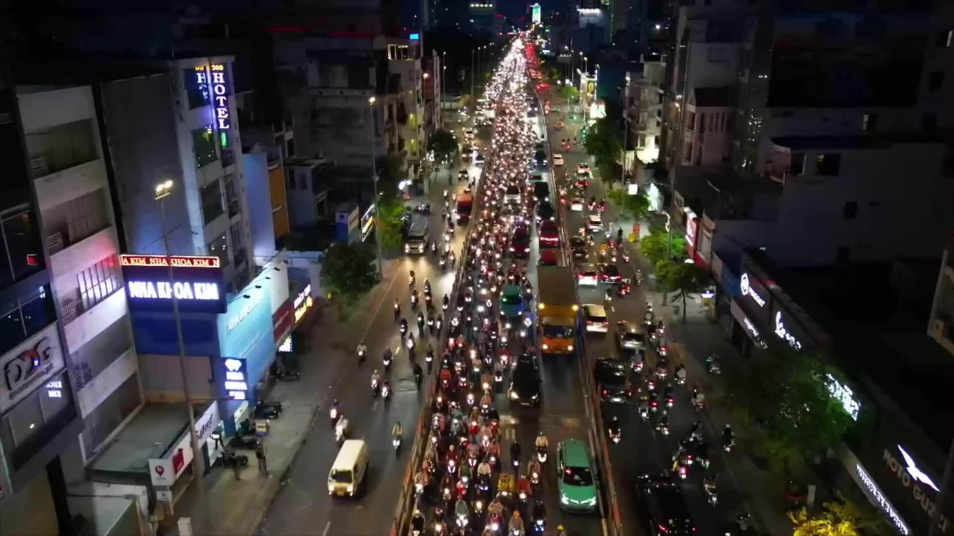 Xe kẹt cứng trên đường Cộng Hòa chiều 13/5