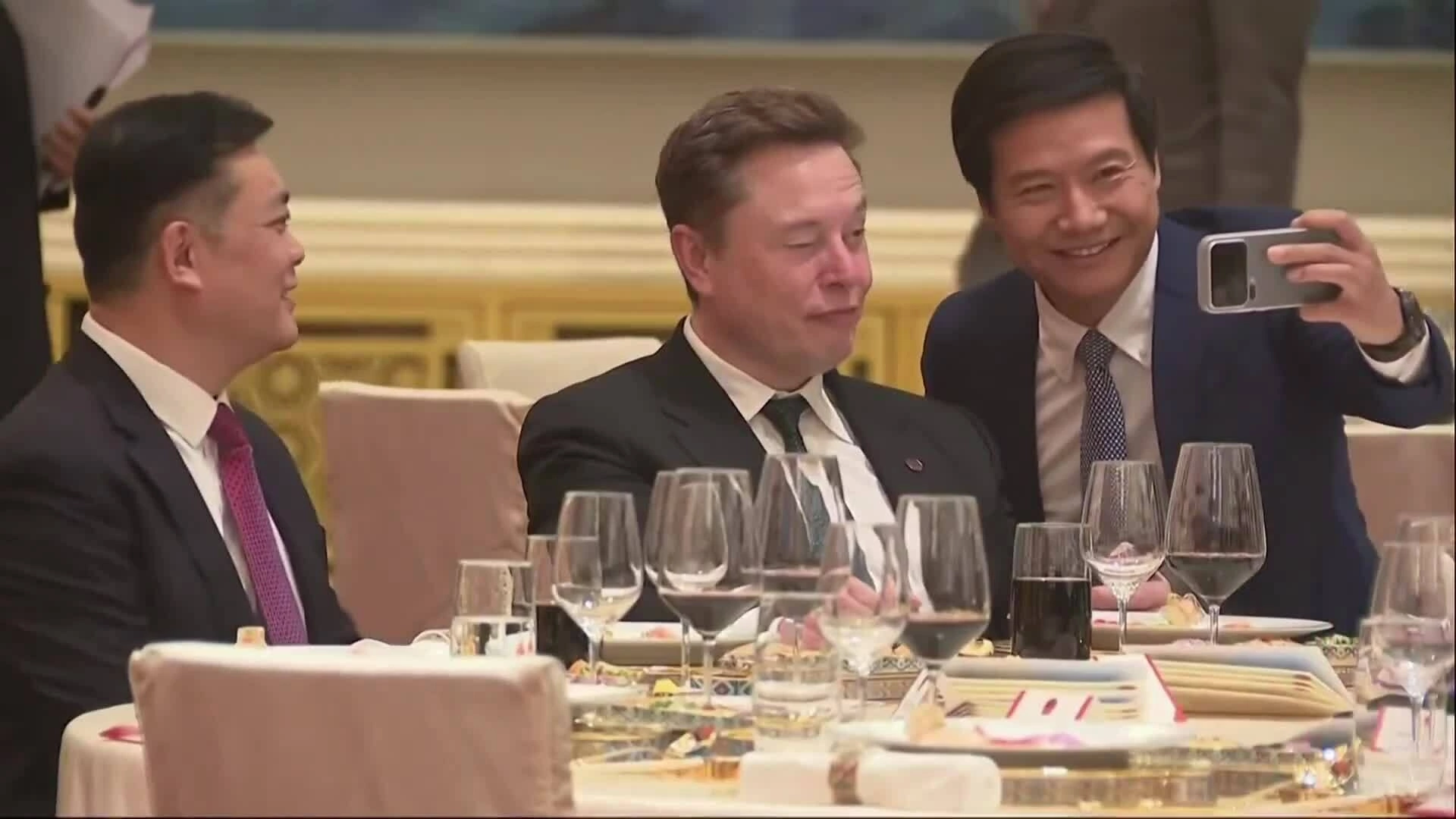CEO Xiaomi và Elon Musk gây sốt khi chụp selfie