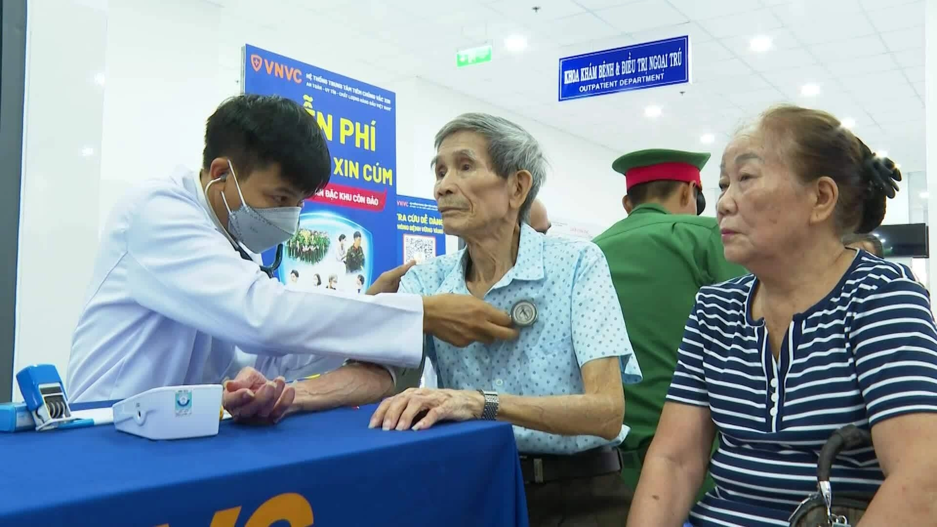 Người dân Côn Đảo được tiêm ngừa cúm miễn phí ba năm