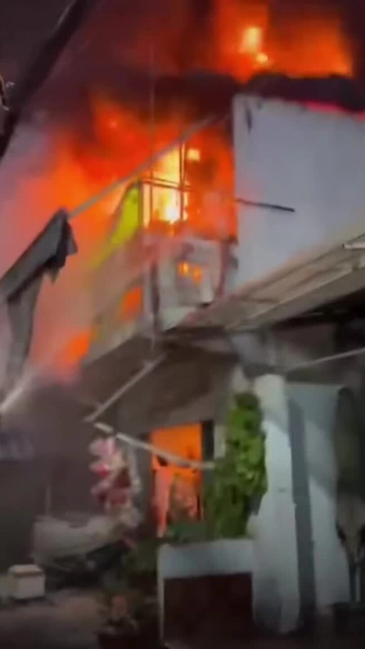 Nhà hai tầng ở TP HCM cháy ngùn ngụt