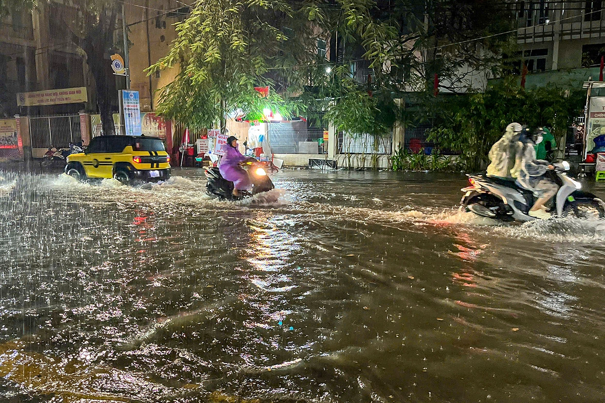 Nhiều tuyến phố trung tâm Đà Nẵng ngập sau mưa lớn