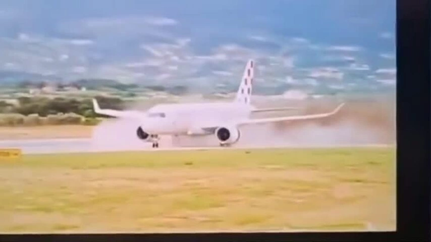 Máy bay trượt khỏi đường băng khi cất cánh tại Croatia