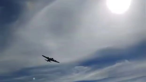 Tiêm kích P-63 va vào oanh tạc cơ B-17