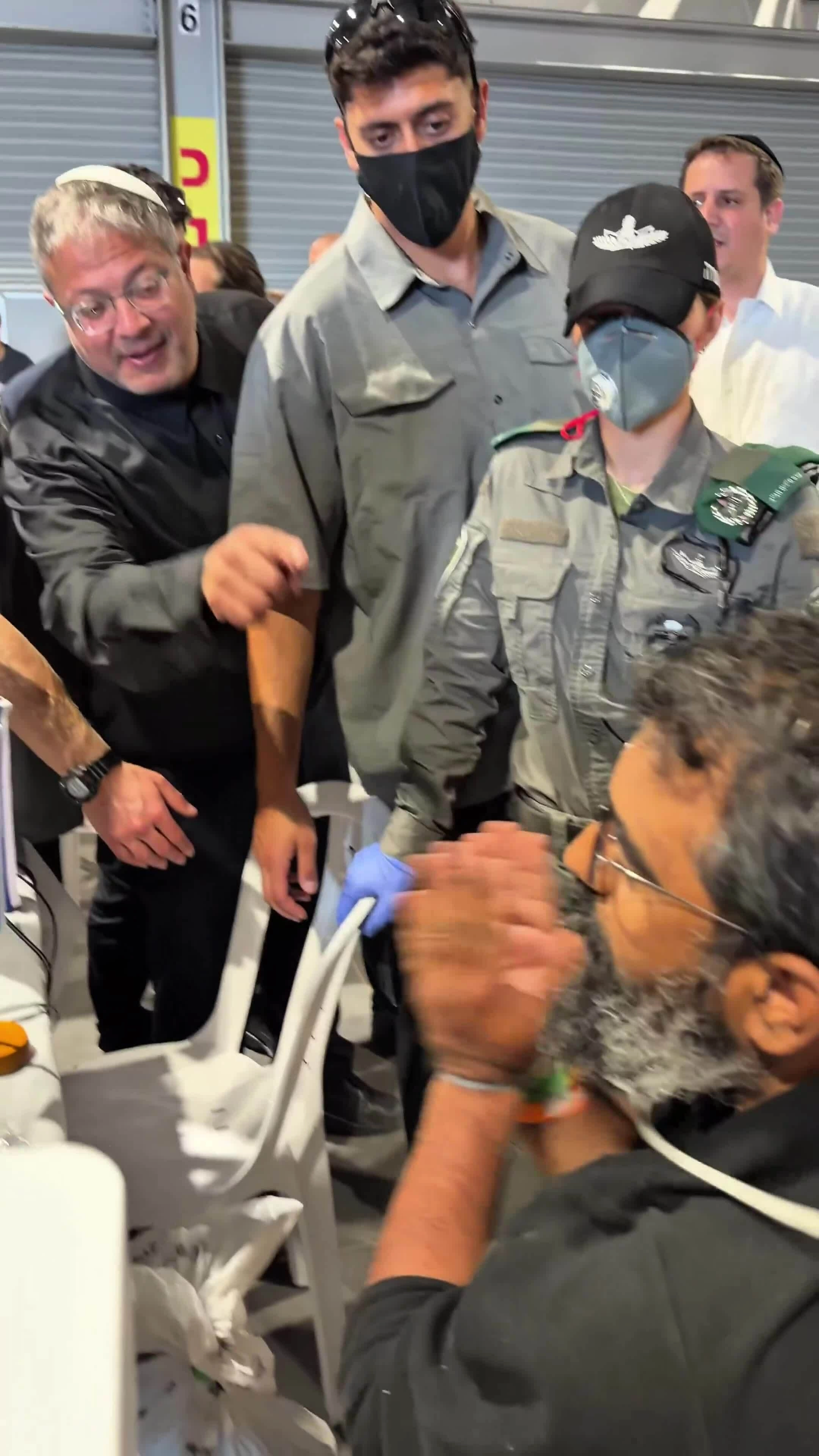 Bộ trưởng Israel đăng video cảnh các nhà hoạt động Gaza bị trói, ép quỳ gối