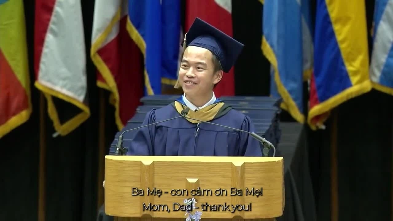 Chàng trai Việt "gây sốt" khi hát trong lễ tốt nghiệp đại học Mỹ