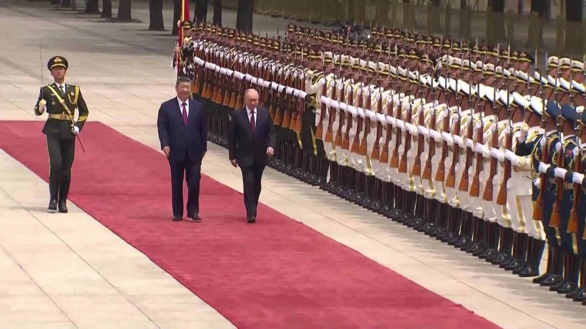 Trung Quốc bắn 21 loạt đại bác chào đón ông Putin