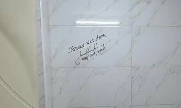 Jensen Huang gây sốt khi ký trong nhà vệ sinh, 'bao trọn' quầy bắp nướng