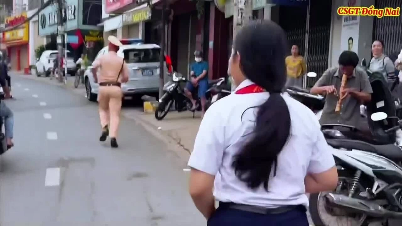 CSGT dùng xe hỗ trợ thí sinh nhầm địa điểm thi