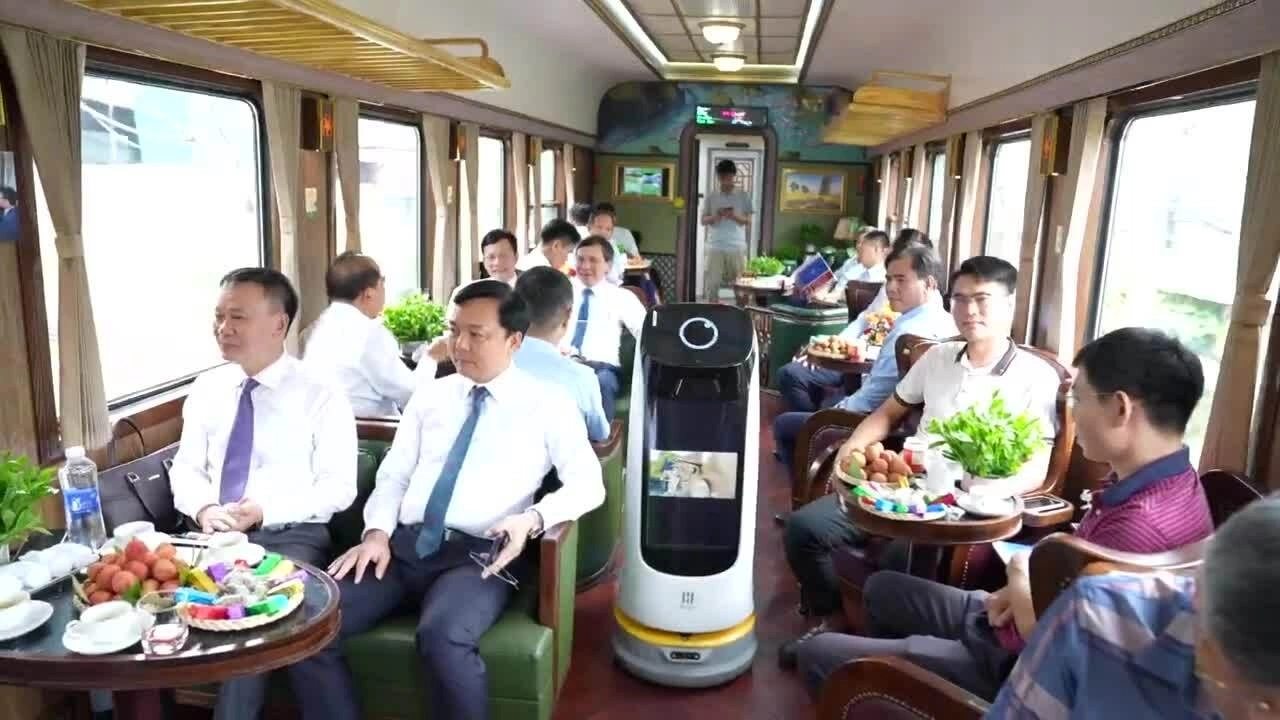 Robot phục vụ trên tàu