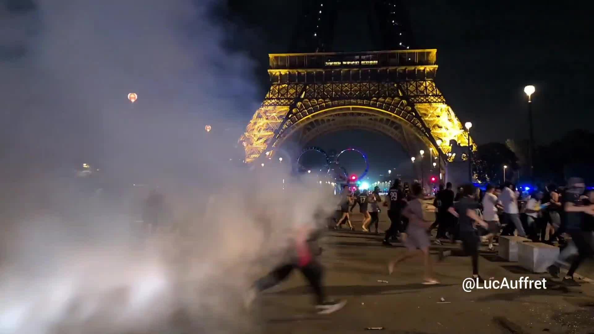 Hơn 400 CĐV bị bắt vì gây rối, đốt phá sau chiến thắng của PSG