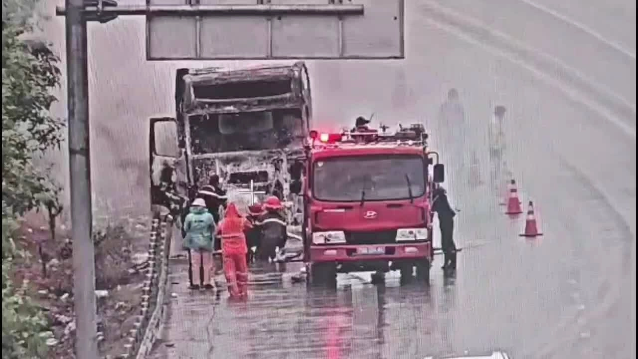 Xe đầu kéo bốc cháy tại cao tốc Nha Trang - Cam Lâm.
