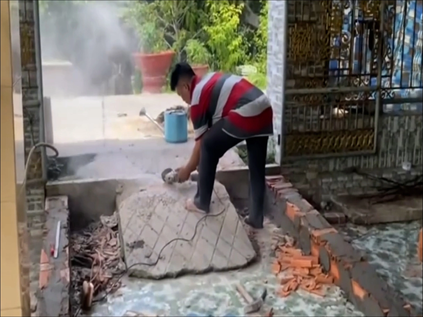 Chồng đập bỏ thềm nhà vì khiến vợ ngã xe