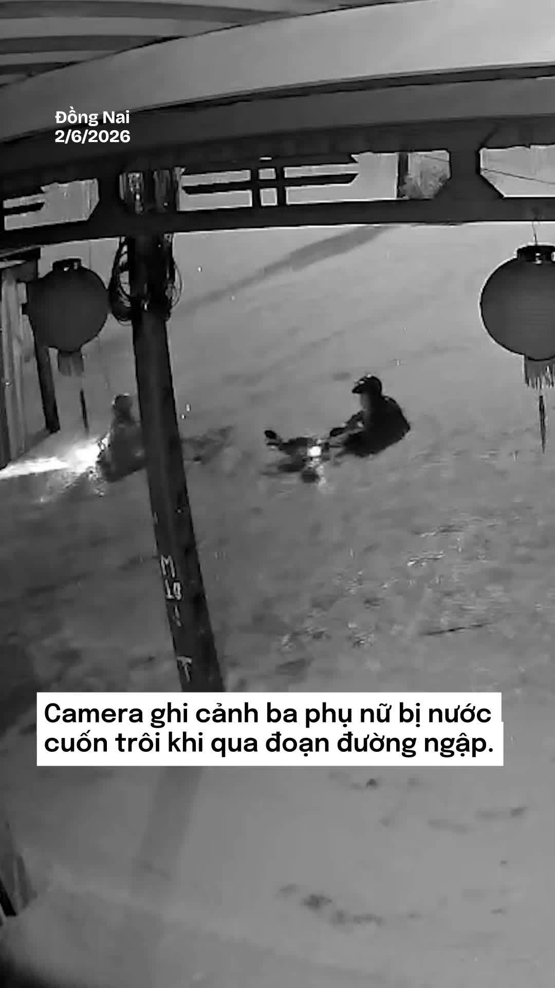 Khoảnh khắc căng dây cứu 3 phụ nữ giữa dòng nước lũ
