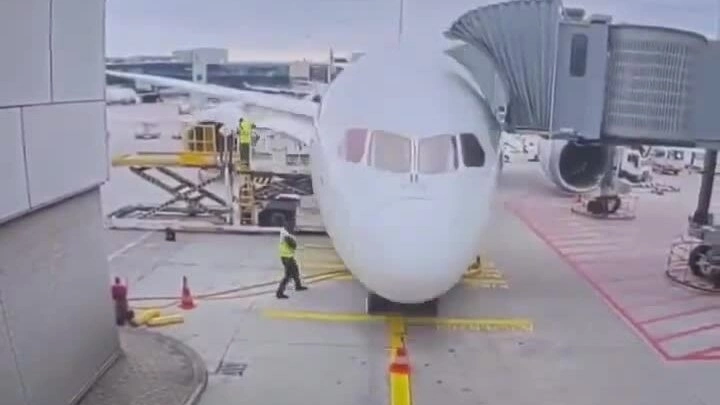 Boeing 787 sập càng đáp khi đang đỗ ở Đức