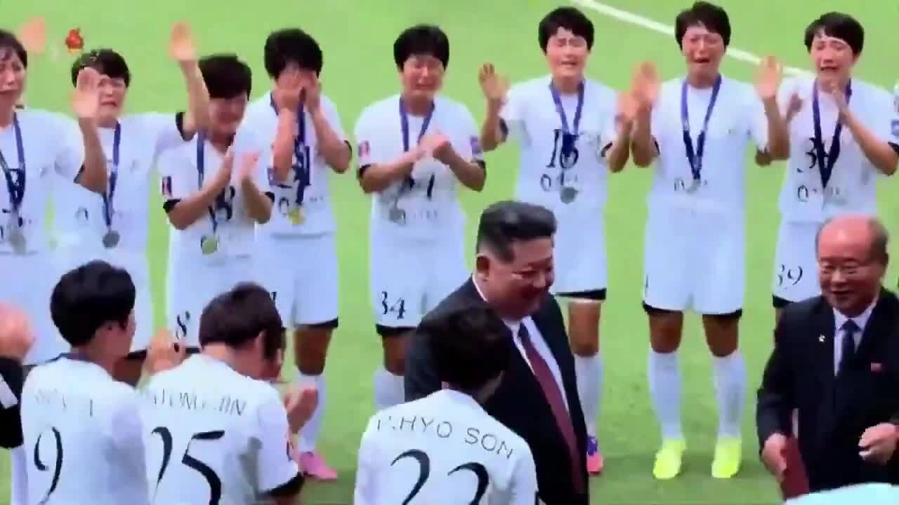 Các nữ cầu thủ Triều Tiên òa khóc khi gặp lãnh đạo Kim Jong-un