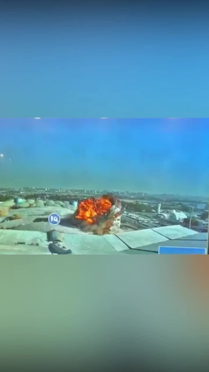 Khoảnh khắc UAV nghi của Iran lao xuống sân bay Kuwait
