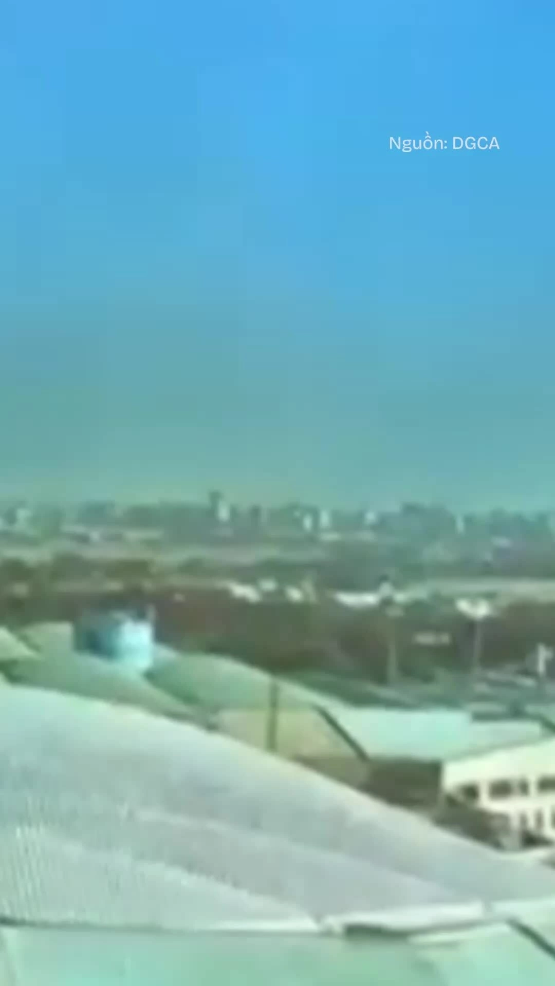 UAV đâm thủng mái vòm, phát nổ tại sân bay Kuwait