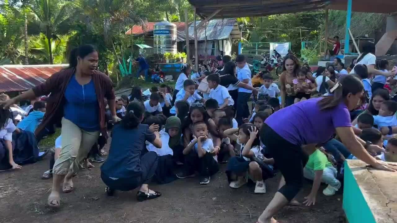 Cô giáo che chở học sinh giữa lúc mặt đất rung chuyển ở Philippines