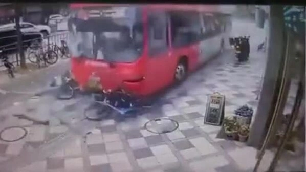 Người mẹ nhanh tay kéo con thoát khỏi xe buýt lao lên hè