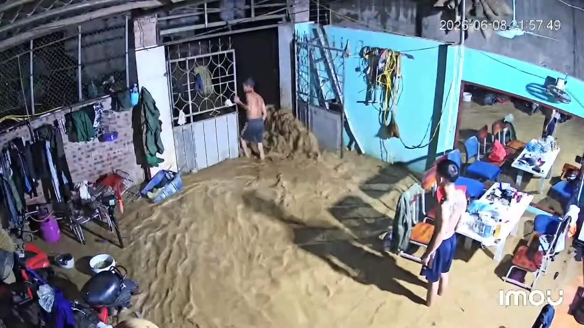 Mưa lớn làm sập tường, nước tràn vào nhà dân