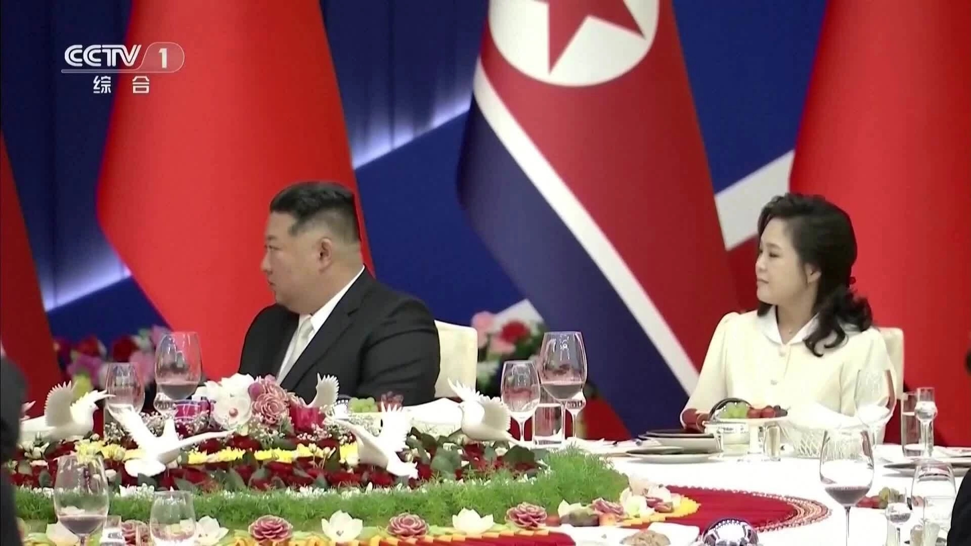 Ông Tập, ông Kim Jong-un trồng cây linh sam