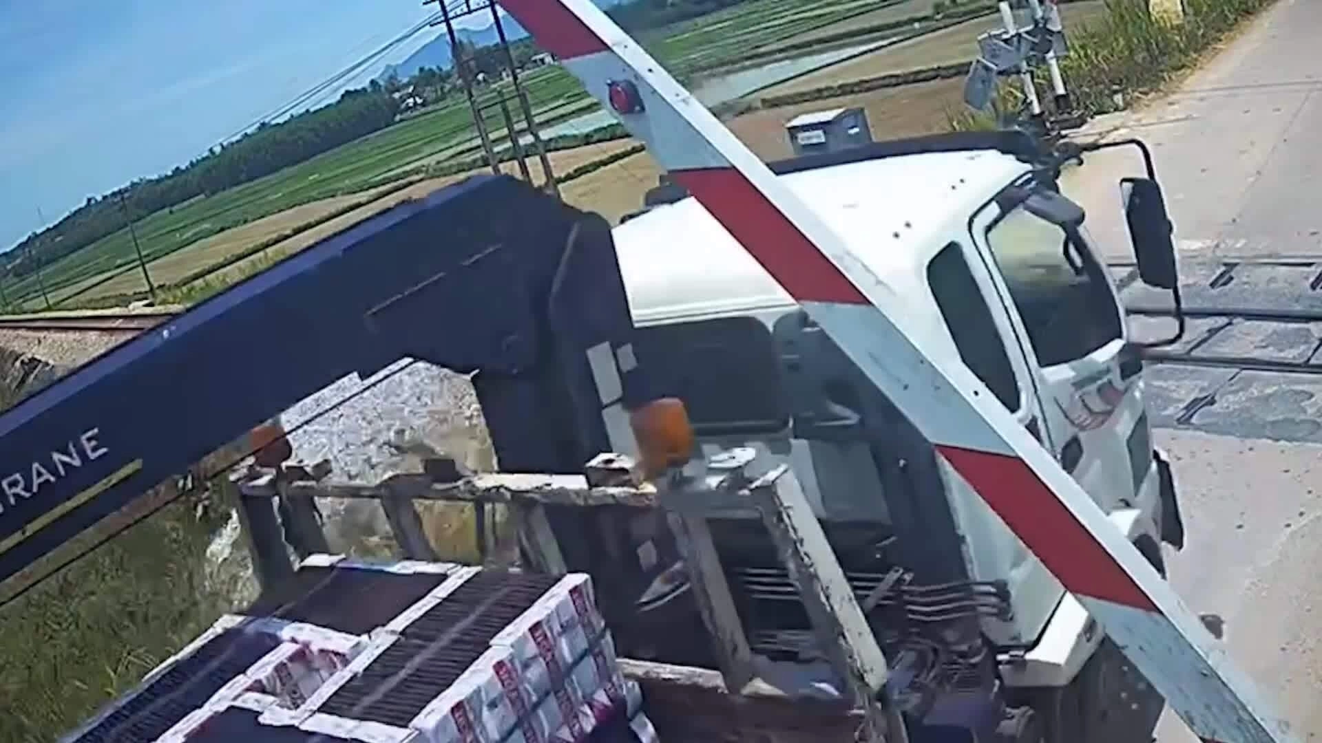 Vượt đèn đỏ tông rớt gác chắn, tài xế bị phạt hơn 40 triệu đồng