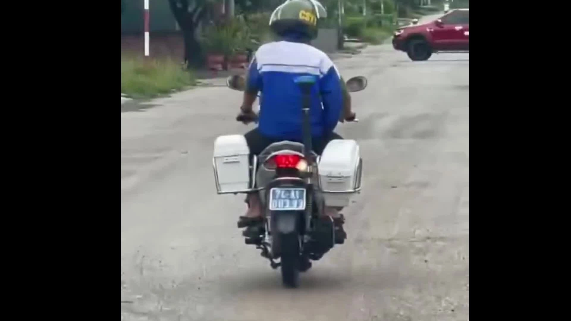 Công an đến nhà đưa thí sinh ngủ quên đi thi lớp 10