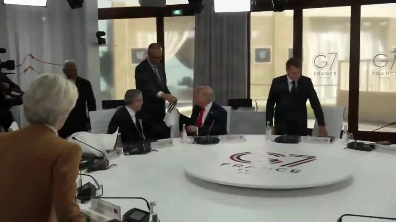 Ông Trump được tặng áo đấu, xe đạp khi dự hội nghị G7