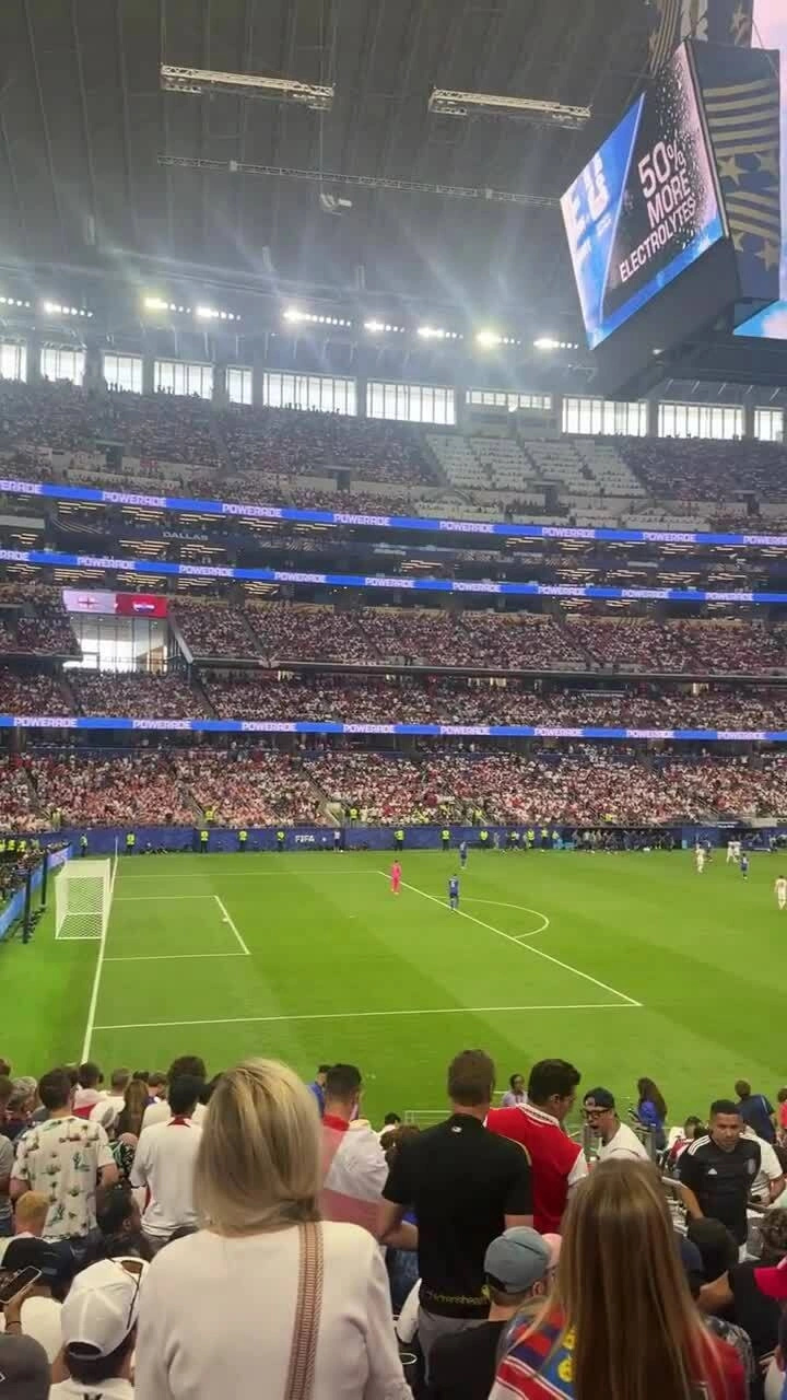 Cổ động viên phản đối luật nghỉ tiếp nước tại World Cup