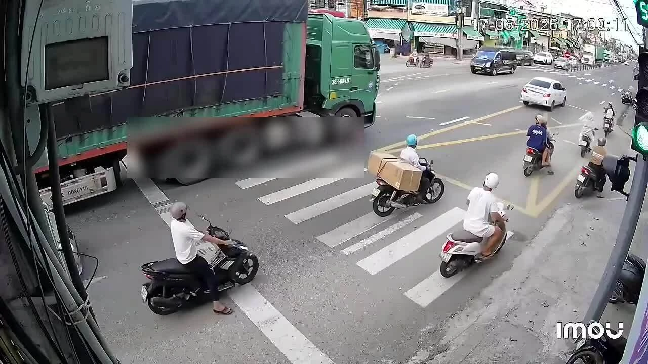 Dừng ngang đầu xe tải chờ đèn, người đi xe máy bị cán qua
