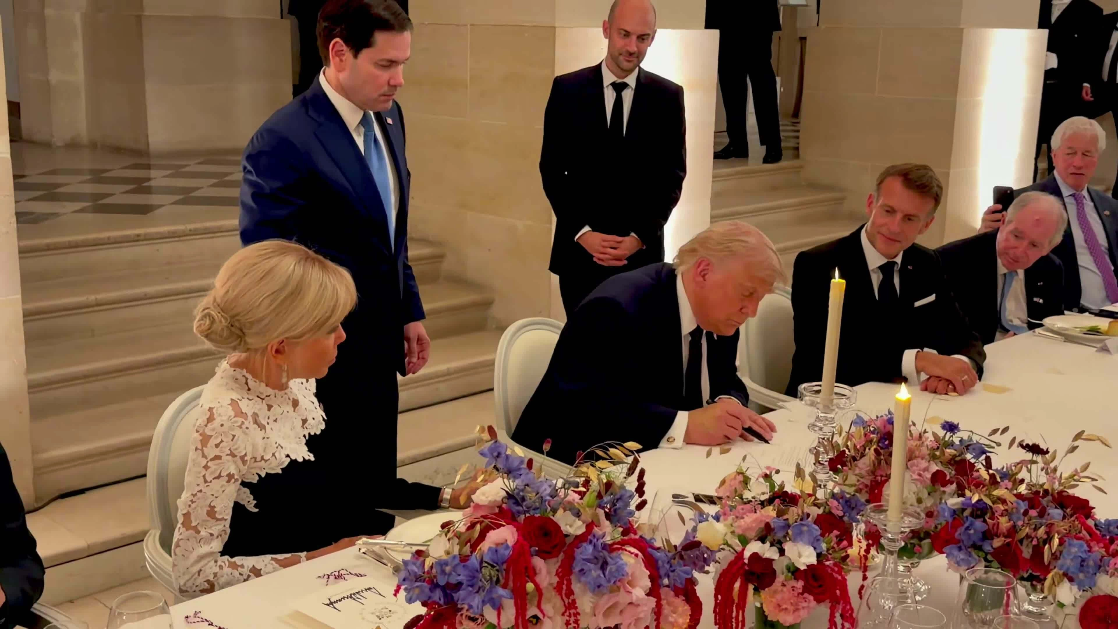 Khoảnh khắc Tổng thống Trump ký thỏa thuận với Iran