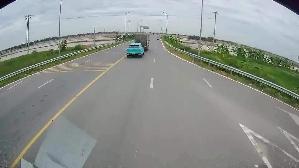 Taxi lao như tên bắn húc xe tải xuống ruộng