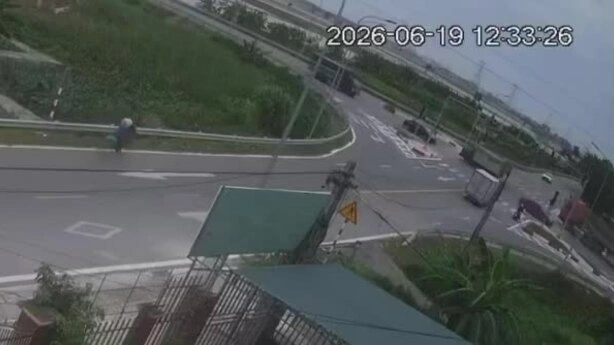 Taxi lao như tên bắn húc xe tải xuống ruộng