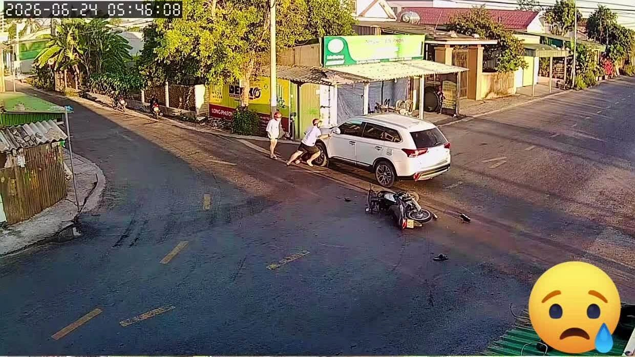 Xe máy chở ba lao vào hông ôtô ở ngã tư