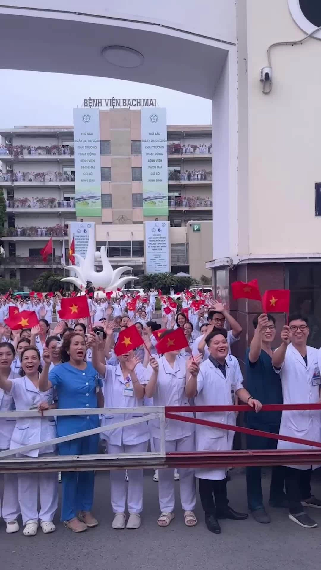 Ngày đầu y bác sĩ Bạch Mai đi làm bằng tàu hỏa