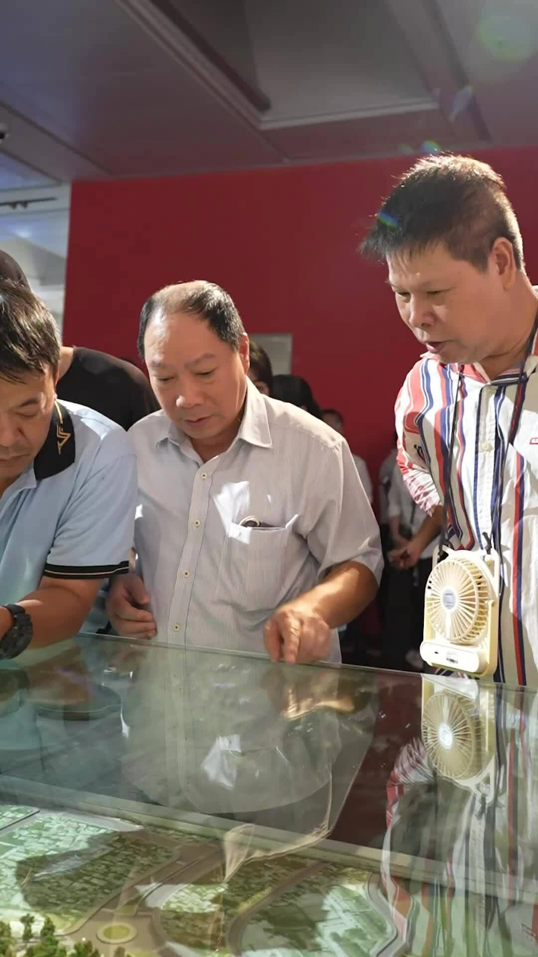 Người dân đổ xô xem triển lãm quy hoạch Hà Nội trong 100 năm
