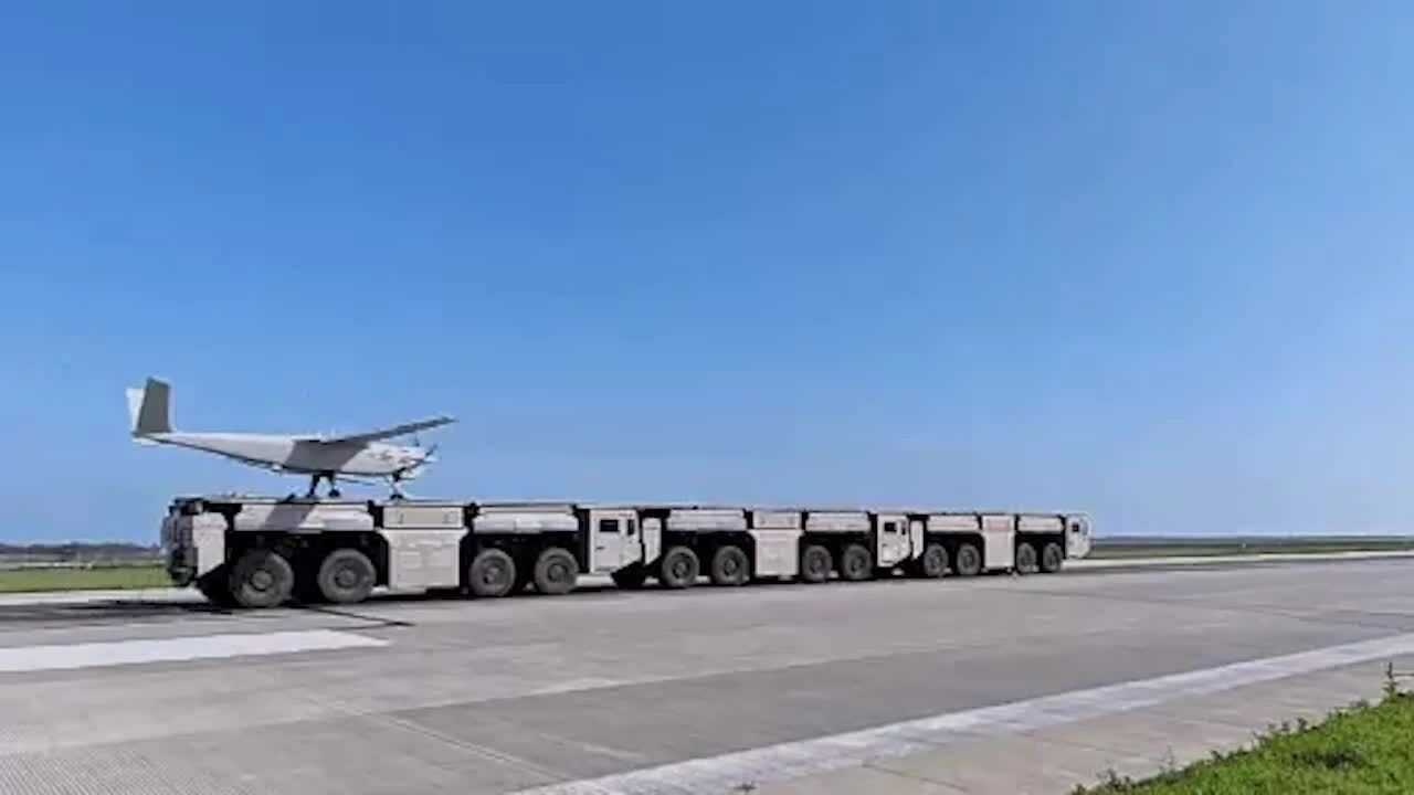 UAV cất cánh từ bệ phóng điện từ gắn trên xe tải của Trung Quốc