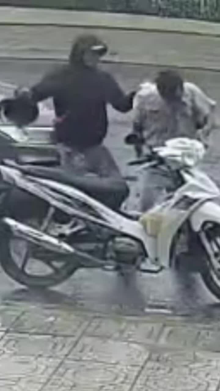 Nghi phạm tấn công cướp xe máy