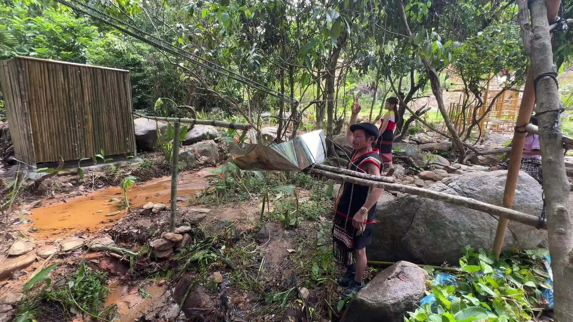 Dẫn nước từ thác cao 300 m để 'đánh' đàn bằng ống tre