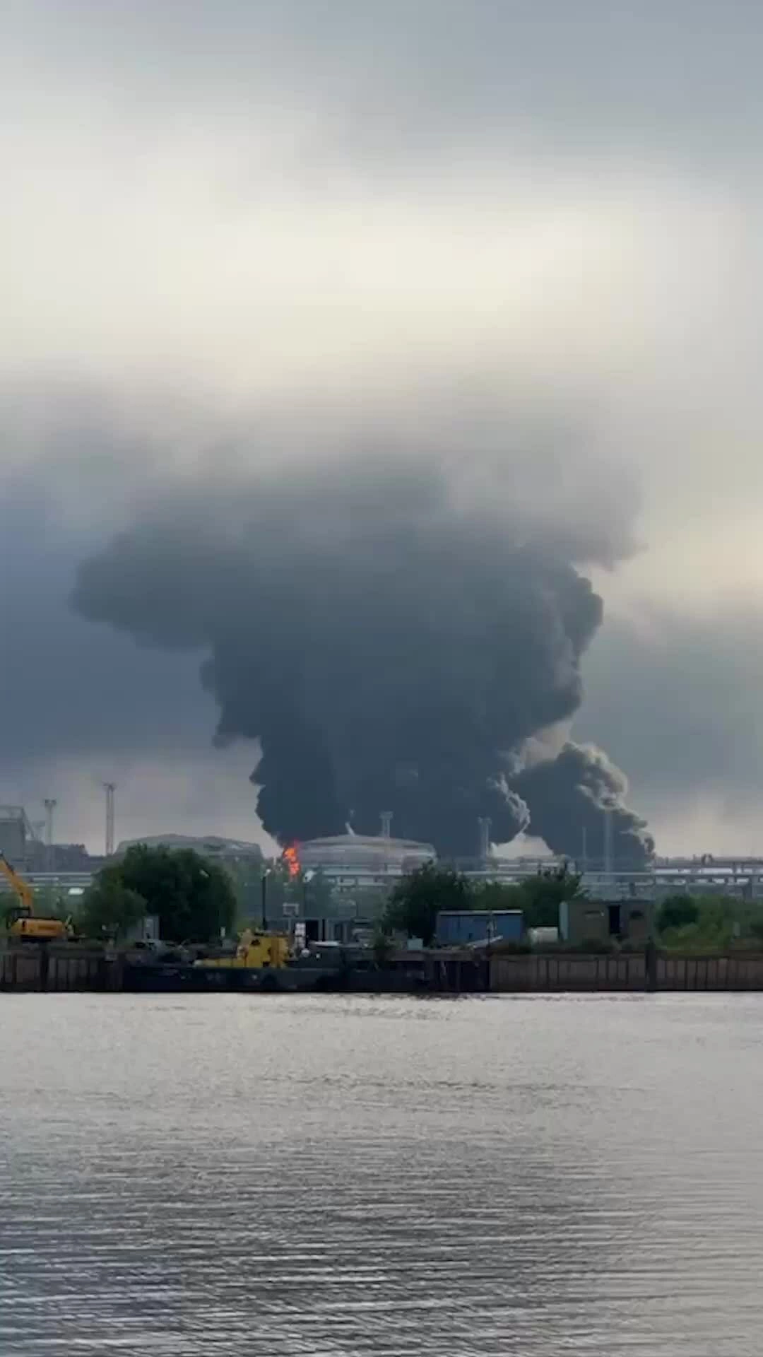 UAV Ukraine đánh trúng cơ sở dầu khí Nga ở St. Petersburg