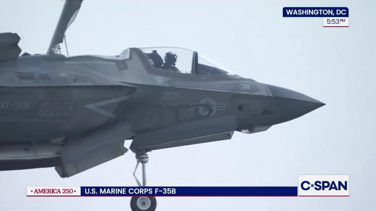 Tiêm kích F-35B Mỹ biểu diễn bay treo tại chỗ