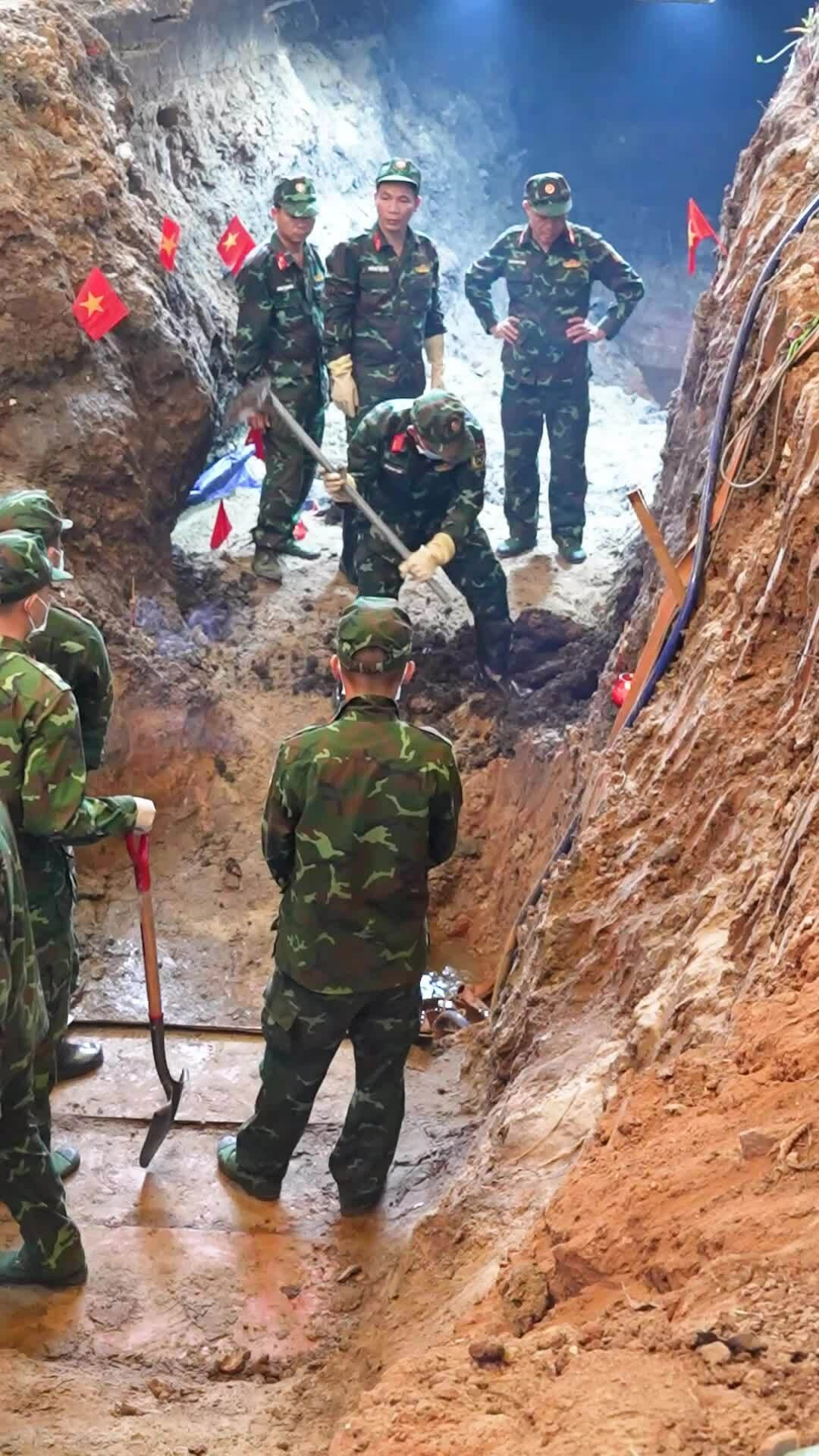 Bên trong hố chôn vừa tìm thấy 7 hài cốt liệt sĩ
