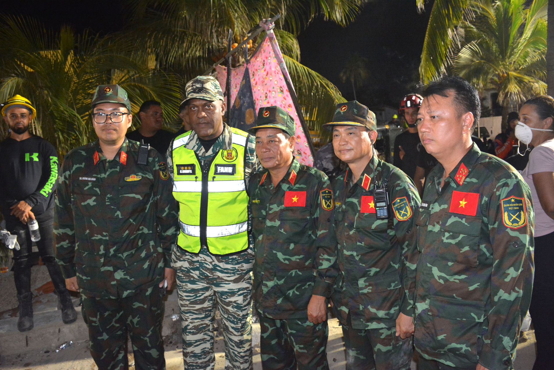 Quân đội Việt Nam được trao huân chương
