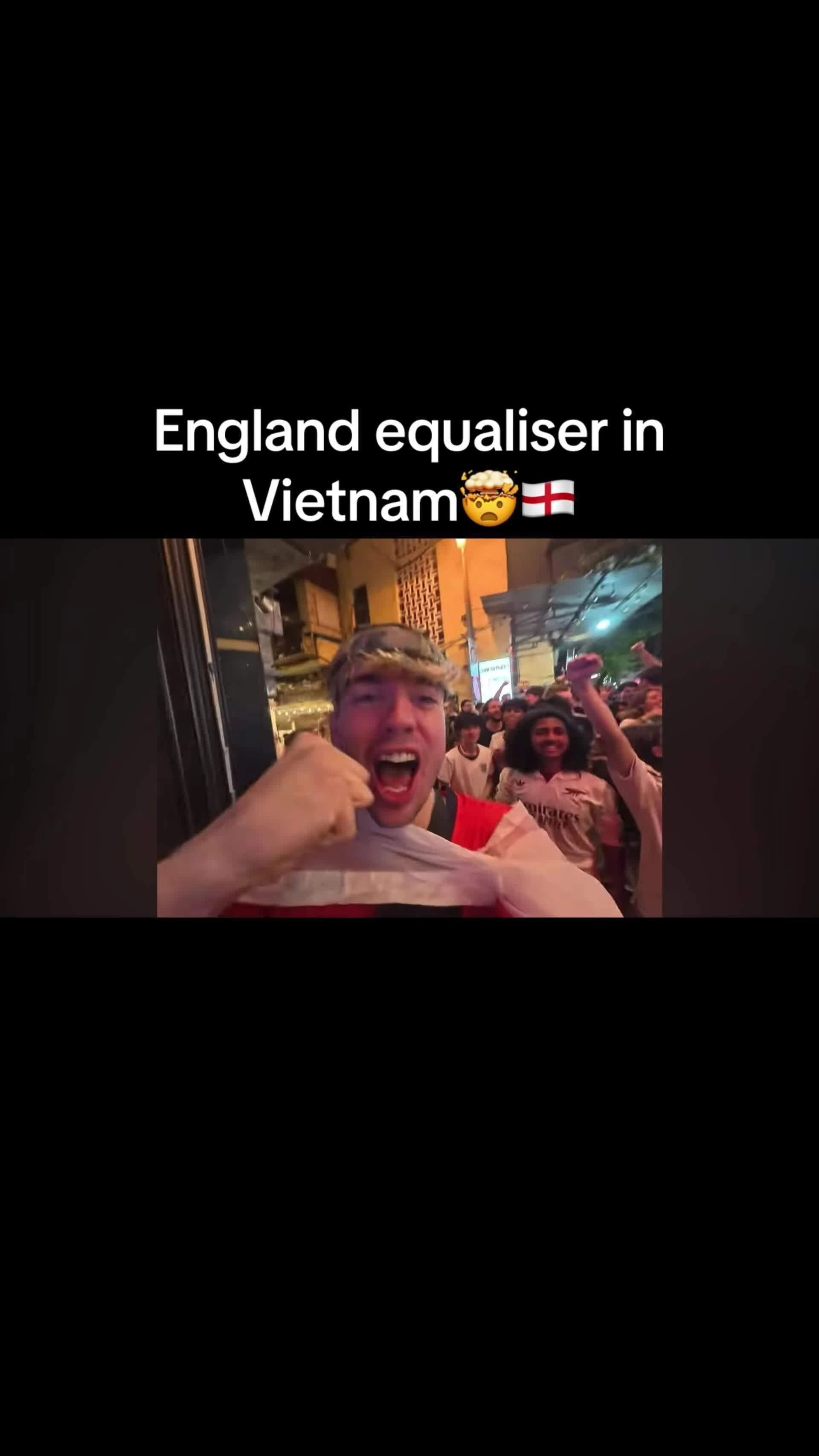 Tràn xuống lòng đường đứng xem World Cup ở phố cổ Hà Nội