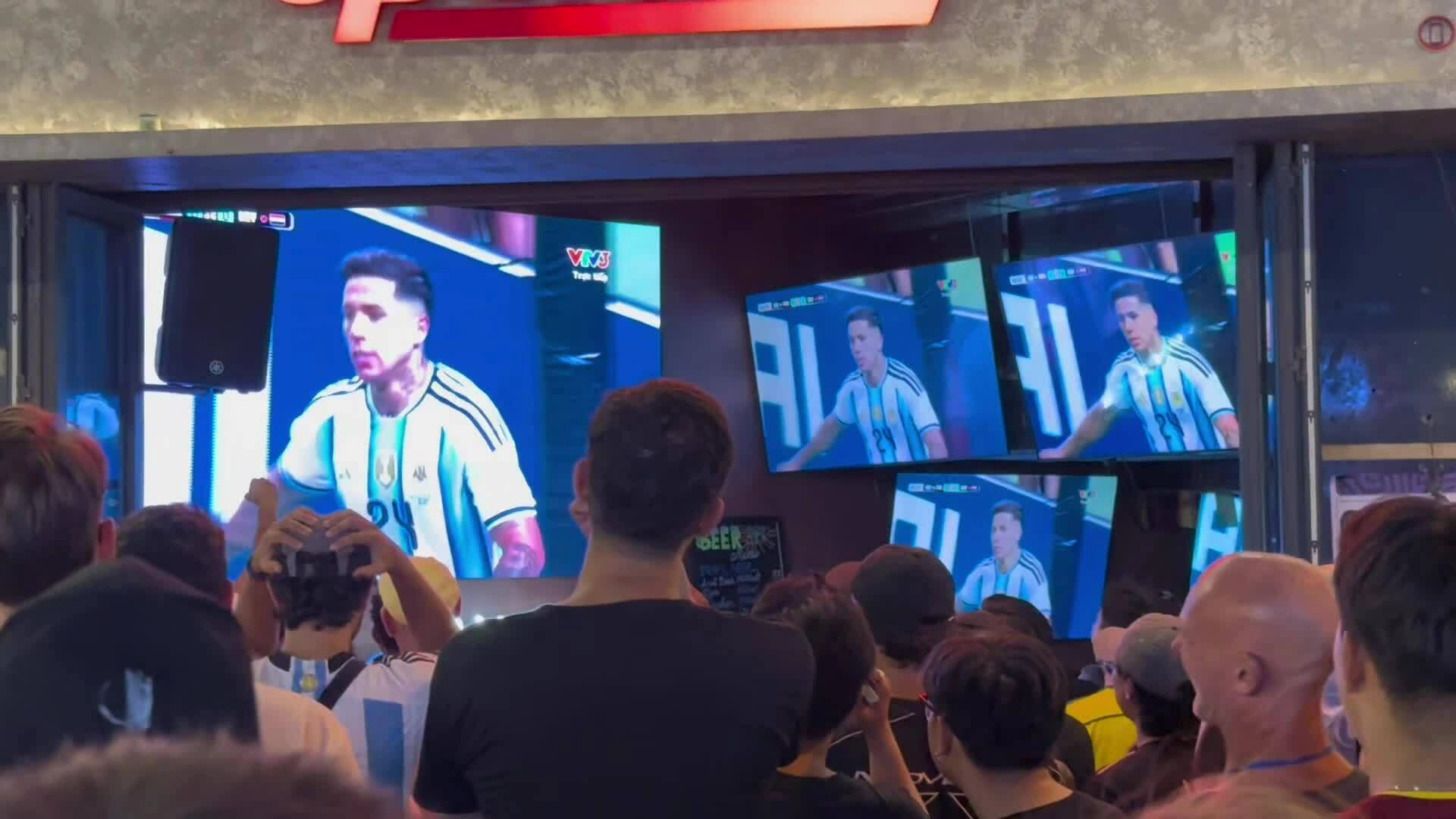 Tràn xuống lòng đường đứng xem World Cup ở phố cổ Hà Nội