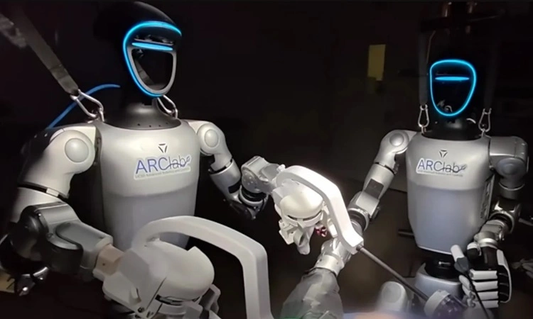 Robot hình người lần đầu tiên thực hiện phẫu thuật