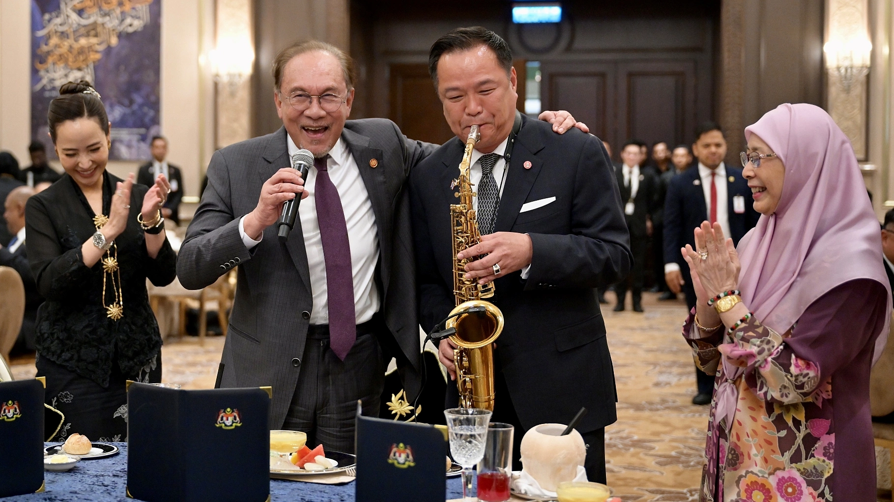 Thủ tướng Thái Lan chơi saxophone trong buổi tiệc tại Malaysia