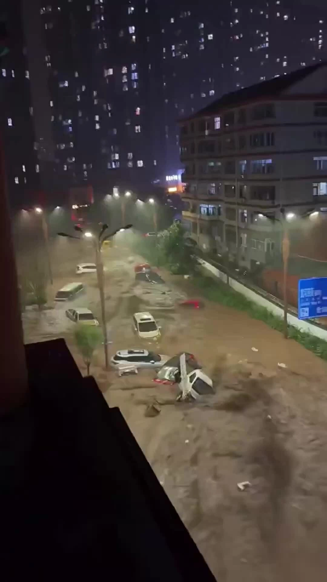 Nước lũ cuốn trôi ôtô trên đường phố Trung Quốc